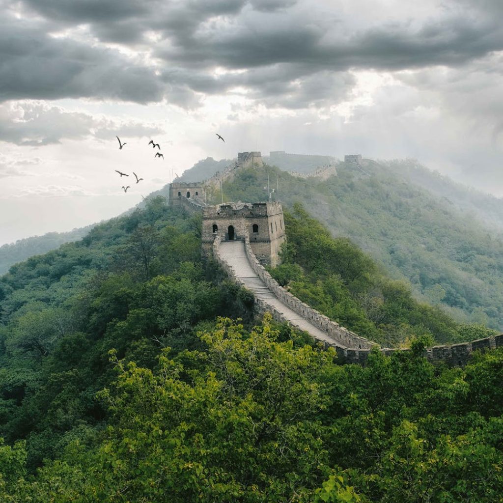 the great wall of china under a cloudy sky